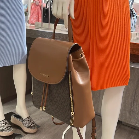 Michael Kors Backpack Bag Phoebe Medium Flap Drawstring Backpack
Brown
NWT - Picture 7 of 16